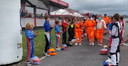 Quand les Mini Warriors de la IAME Series Benelux remercient les commissaires de piste…